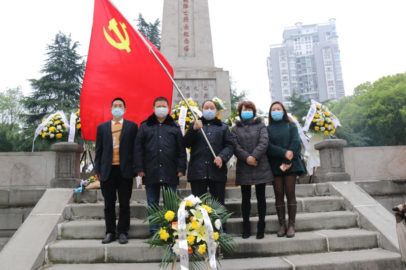 湘北汽運黨支部主題黨日活動，緬懷抗日英烈，祭掃墓地，敬獻花籃。