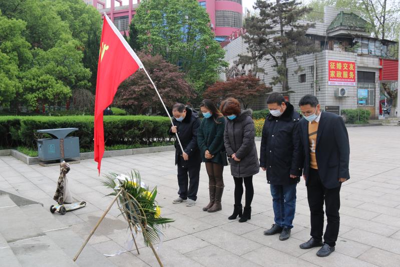 湘北汽運黨支部主題黨日活動，緬懷抗日英烈，祭掃墓地，敬獻花籃。